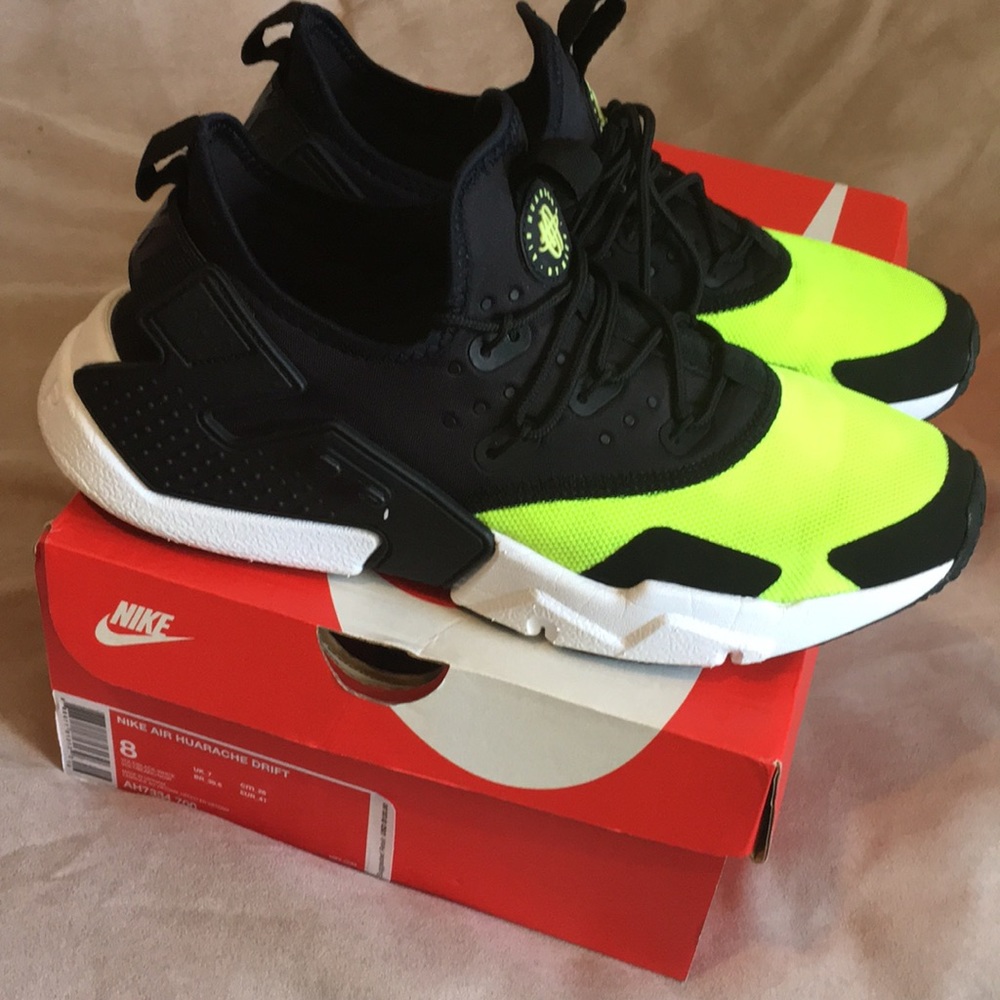 NIKE AIR HUARACHE DRIFT (BLACK AND VOLT)